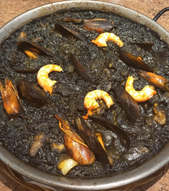 Gemischte Paella mit schwarzem Reis