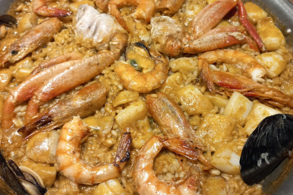 Paella de marisco. Precio por persona min. 2 personas