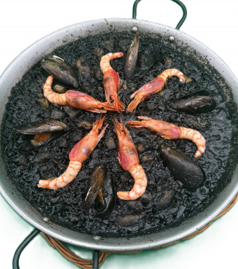 Paella mixta ciega negra. Precio por persona min. 2 personas