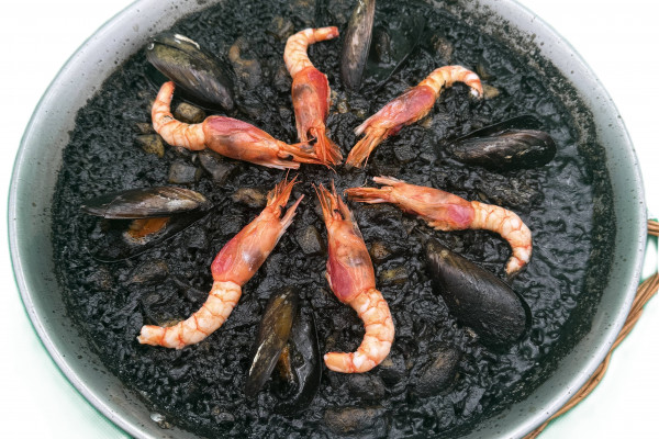 Paella mixta ciega negra. Precio por persona min. 2 personas